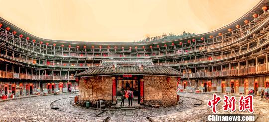 当福建土楼邂逅时尚大秀“土楼光语”带来中国旅游文化盛典