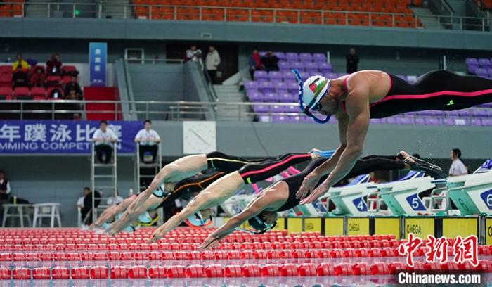 此次比赛吸引中国、越南、日本、韩国等11个国家和地区200多名蹼泳运动员参赛。钟欣 摄